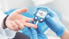 Glucómetro para medir el azúcar en sangre en la diabetes.