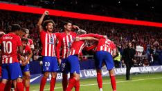 Antoine Griezmann celebra un gol con sus compañeros en el partido Atlético-Villarreal