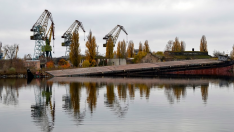Grúas elevadoras del puerto fluvial de Jersón, en el río Dnieper