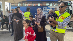 Varias personas a su llegada al aeropuerto de el Cairo para ser evacuados a España.