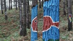 Dibujos pintados en árboles el día de reapertura del Bosque de Oma, a 27 de octubre de 2023, en Kortezubi, Vizcaya, País Vasco (España). El Bosque de Oma es una obra artística creada por el escultor y pintor Agustí