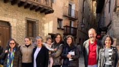 De izquierda a derecha, Aurora Sánchez, Paula Lozano, Carmen Martínez, Estefanía Monforte, Carmen Julián, David Sáez y Silvia Martín, algunos de los autores del libro, en la plaza de Albarracín.