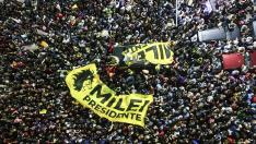 Gente en las calles tras ser proclamado Javier Milei como presidente de Argentina.