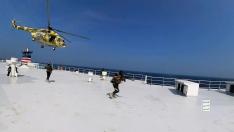 Hodeidah (Yemen), 20/11/2023.- A handout photo made available by the Houthis media center shows a Houthis-operated helicopter flying as Houthi fighters run on the deck of the cargo ship Galaxy Leader seizing it in the Red Sea off the coast of Hodeidah, Yemen, 19 November 2023 (issued 20 November 2023). Yemen's Houthis have seized the cargo ship Galaxy Leader transiting the Red Sea, after threatening to target all ships owned or operated by Israeli companies or flying the Israeli flag amid the ongoing conflict between Israel and Hamas, according to a statement by the Houthis' military spokesman Yahya Sarea. Thousands of Israelis and Palestinians have died since the militant group Hamas launched an unprecedented attack on Israel from the Gaza Strip on 07 October, and the Israeli strikes on the Palestinian enclave which followed it. EFE/EPA/HOUTHIS MEDIA CENTER / HANDOUT HANDOUT EDITORIAL USE ONLY/NO SALES HANDOUT EDITORIAL USE ONLY/NO SALES
