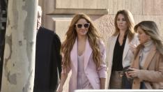 La cantante Shakira (2i) junto a sus abogados, Pau Molins (1i), Miriam Company (1d), a su llegada a la Audiencia Nacional