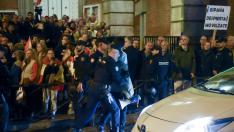 Detención de Vito Quiles durante una manifestación contra la amnistía frente a la sede del PSOE en Ferraz