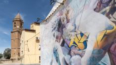 El dúo Pichiavo apostó por la unión del grafiti más primitivo y el arte clásico en el mural de la plaza de la iglesia
