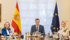 El nuevo Gobierno se hace la 'foto de familia' y celebra su primer Consejo de Ministros