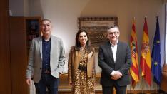 Miguel Ángel Alcaraz, procurador zaragozano del Movimiento J2, con la presidenta de las Cortes de Aragón, Marta Fernández y el abogado Joaquin Galindo. colectivo.