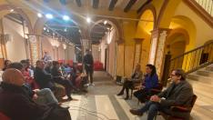 Primer 'encuentro ciudadano' de la alcaldesa de Huesca con vecinos, en el Colegio de Santiago.