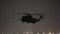 Kerem Shalom (Israel), 24/11/2023.-Un helicóptero del ejército israelí se dispone a aterrizar cerca del cruce de Kerem Shalom entre Gaza e Isarel, con el primer grupo de rehenes israelíes liberados, este viernes. Israel y Hamás acordaron un alto el fuego de cuatro días, mediado por Qatar, Estados Unidos y Egipto, que entró en vigor a las 05:00 de la madrugada del viernes 24 de noviembre. EFE/ Atef Safadi