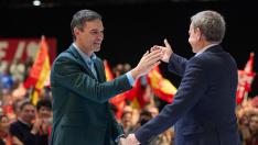 Pedro Sánchez (i) y José Luis Rodríguez Zapatero se saludan este domingo durante un acto del PSOE en Madrid.