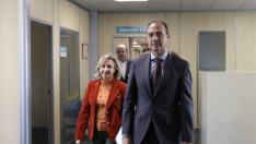 El consejero de Sanidad, junto a la Gerente, ha saludado a los asistentes a la Mesa Sectorial.