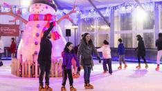 La pista de patinaje sobre hielo de la plaza del Pilar de Zaragoza es una de las favoritas de la Navidad