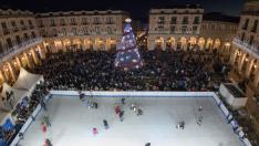 La pista de hielo y el gran árbol de Navidad, que se ha encendido este viernes, están en la plaza de Navarra.