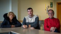 La asociación de vecinos de Épila con su presidente en el centro y dos vocales en Épila