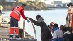 Salvamento rescata a 48 pesonas de una embarcación cerca de Lanzarote