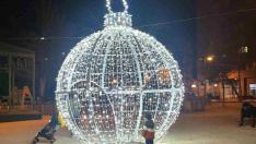 Una bola de Navidad en la plaza Reina Sofía de Zaragoza. gsc1