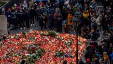 Decenas de personas colocan velas en recuerdo de los fallecidos en el tiroteo en la Universidad Carolina de Praga.