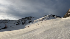 Esquiadores disfrutando de la nieve ayer en la estación de esquí de Formigal-Panticosa.