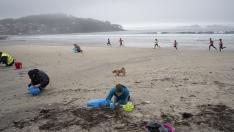 El concello de Nigrán (Pontevedra) organiza una limpieza de pellets de la playa de Patos