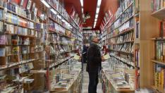 Un hombre hojea libros en una comercio de Bilbao este miércoles, jornada en la que se han hecho públicos los datos del Barómetro de Hábitos de Lectura y compra de libros en España 2023