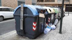basura depositada fuera del contenedor en Zaragoza gsc1