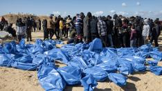 Trabajadores del Ministerio de Sanidad palestino preparan cadáveres para un entierro masivo en el campo de Rafah, al sur de la Franja de Gaza