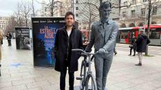 Javier Macipe junto a la escultura de Mauricio Aznar en el paseo de la Independencia de Zaragoza.