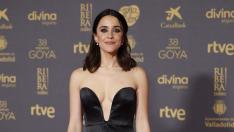 La actriz Macarena García posa con un escotado y elegante vestido negro