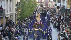Pasos de la procesión del Viernes Santo en Huesca a la salida de la iglesia de Santo Domingo el año pasado.