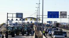 Centenares de tractores marchan por Cataluña para bloquear Mercabarna y el puerto de Tarragona