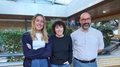 Clara Bayona, Sara Oliván e Iñaki Ochoa en la Facultad de Medicina de la Universidad de Zaragoza.
