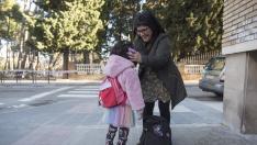 Marisa Martínez coloca a su hija los cascos de reducción de sonido cerca del Parque Miguel Servet de Huesca
