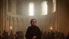 Fotograma de la película 'La abadesa' con una  escena en el interior de la iglesia del castillo de Loarre.