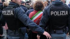 Dos policías italianos, en una manifestación en Roma.
