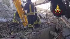 Dos trabajadores muertos y 6 desaparecidos tras caer un andamio en Florencia, en Italia