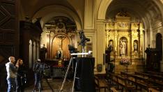 Preparativos en el interior de Santa Engracia para la misa que se retransmitirá este domingo.