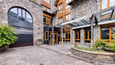 Fachada del hotel a la venta por 2,6 millones de euros en el Pirineo.