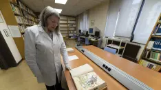 La directora del Archivo Histórico, María José Casaus, inspecciona el libro manuscrito sobre Teruel