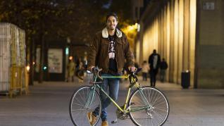 El joven zaragozano Fabio Blasco con su bicicleta de trekking, el domingo en Zaragoza.
