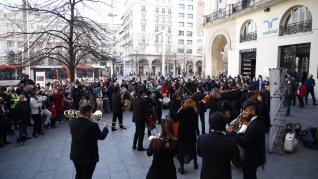 El espectáculo del The Royal Gag Orchestra sale a la calle de Zaragoza