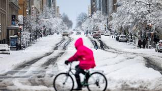 Una fuerte tormenta de nieve paraliza Washington durante horas