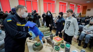 Clase sobre bombas y explosivos en un colegio de Ucrania