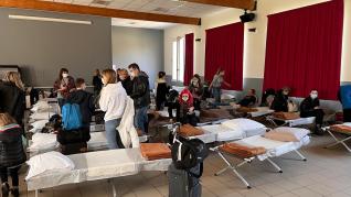 Centro de Cruz Roja en Besançon (Francia), donde los refugiados fueron atendidos por personal sanitarito.