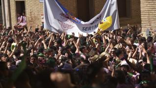 Miles de personas participan en la cabalgata tras el cohete de San Lorenzo.
