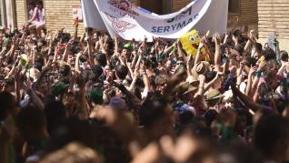 Multitudinaria cabalgata tras el cohete que inicia las Fiestas de San Lorenzo en Huesca.