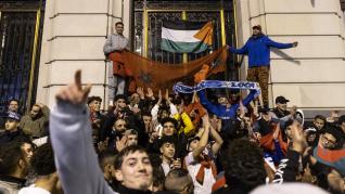 Residentes marroquíes en Zaragoza celebran el triunfo de Marruecos en el Mundial.