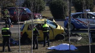 Un conductor muere al chocar contra una farola en Zaragoza