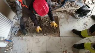 Los Bomberos de Zaragoza rescatan a una mujer con vida entre los escombros en Turquía